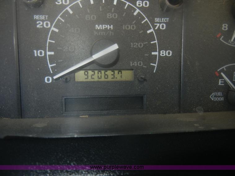 image for item D4721 1997 Ford F350 XL flatbed pickup truck