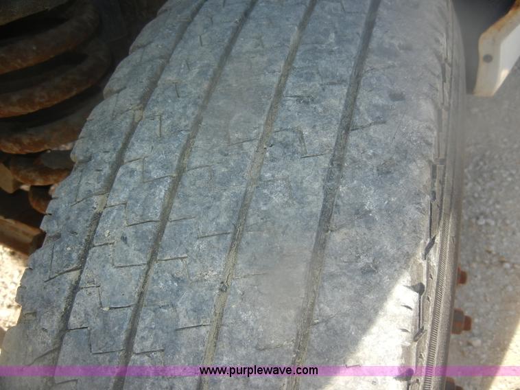 image for item D4721 1997 Ford F350 XL flatbed pickup truck