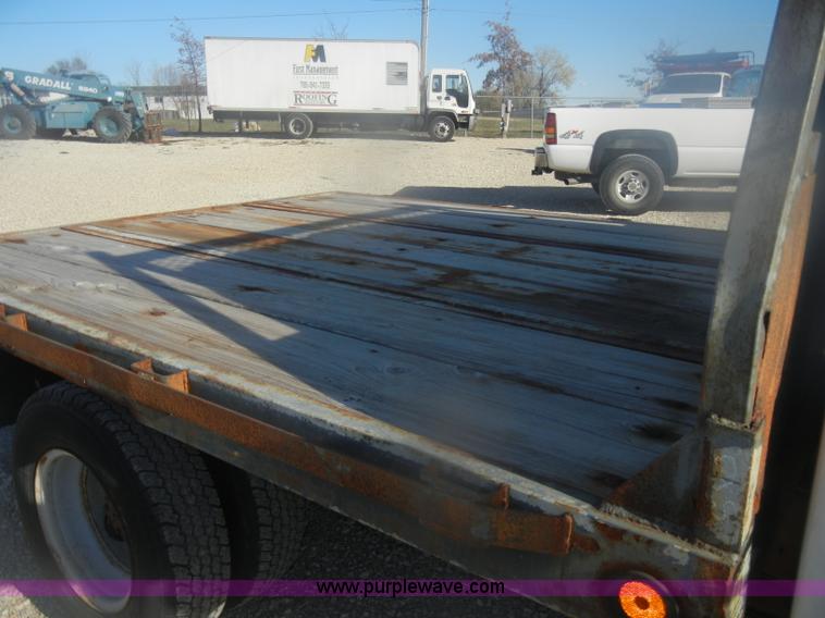 image for item D4721 1997 Ford F350 XL flatbed pickup truck