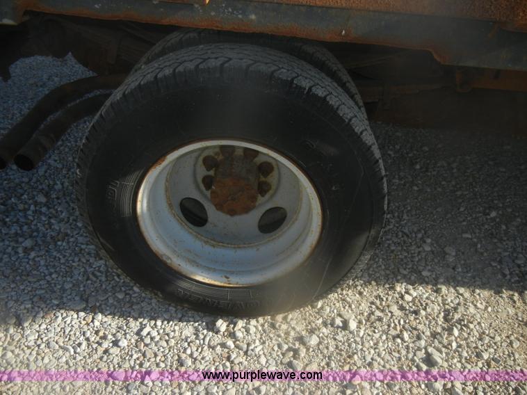 image for item D4721 1997 Ford F350 XL flatbed pickup truck