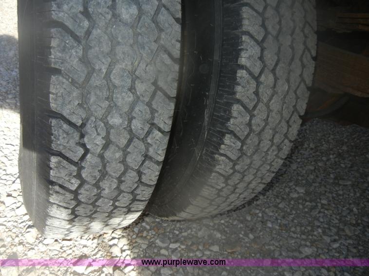 image for item D4721 1997 Ford F350 XL flatbed pickup truck