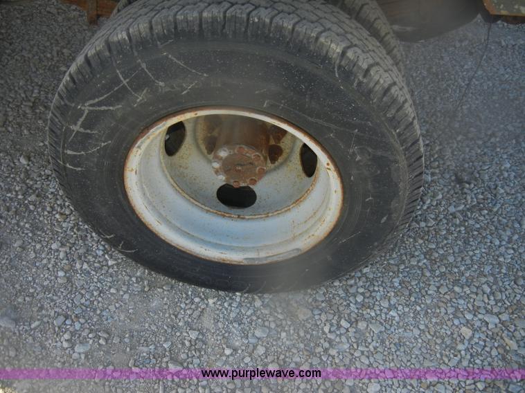 image for item D4721 1997 Ford F350 XL flatbed pickup truck