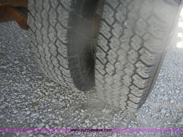 image for item D4721 1997 Ford F350 XL flatbed pickup truck