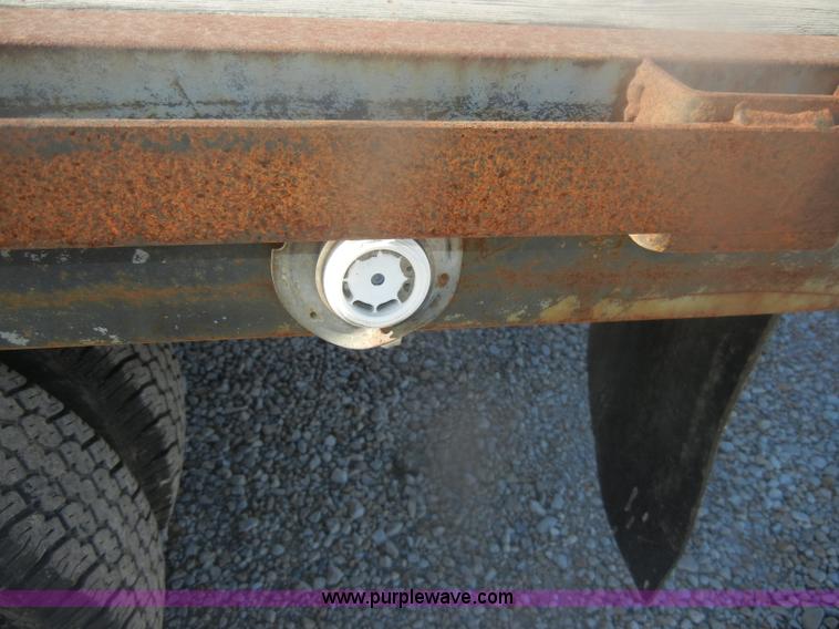 image for item D4721 1997 Ford F350 XL flatbed pickup truck