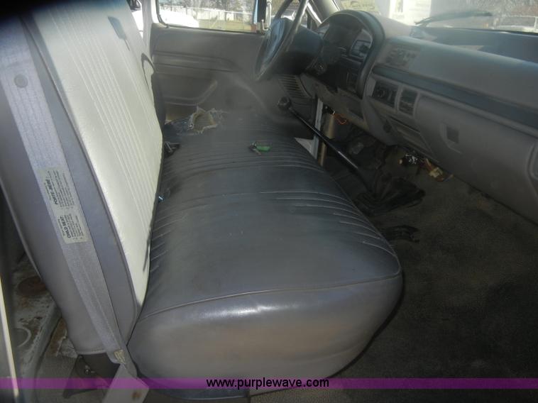 image for item D4721 1997 Ford F350 XL flatbed pickup truck