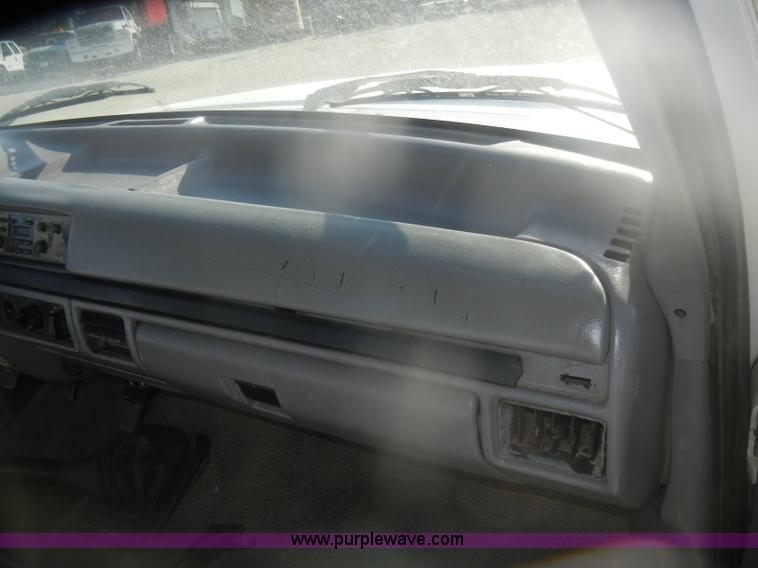 image for item D4721 1997 Ford F350 XL flatbed pickup truck