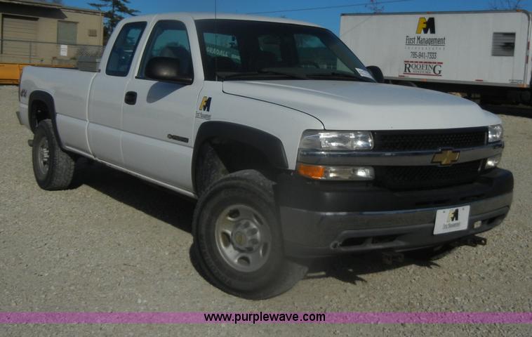 image for item D4722 2001 Chevrolet Silverado 2500 Extended Cab pickup truck