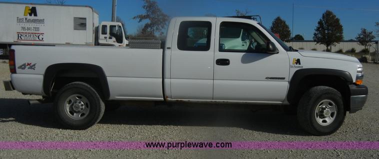 image for item D4722 2001 Chevrolet Silverado 2500 Extended Cab pickup truck