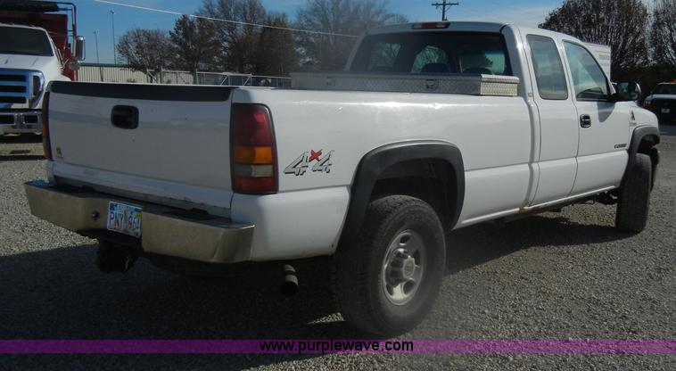 image for item D4722 2001 Chevrolet Silverado 2500 Extended Cab pickup truck