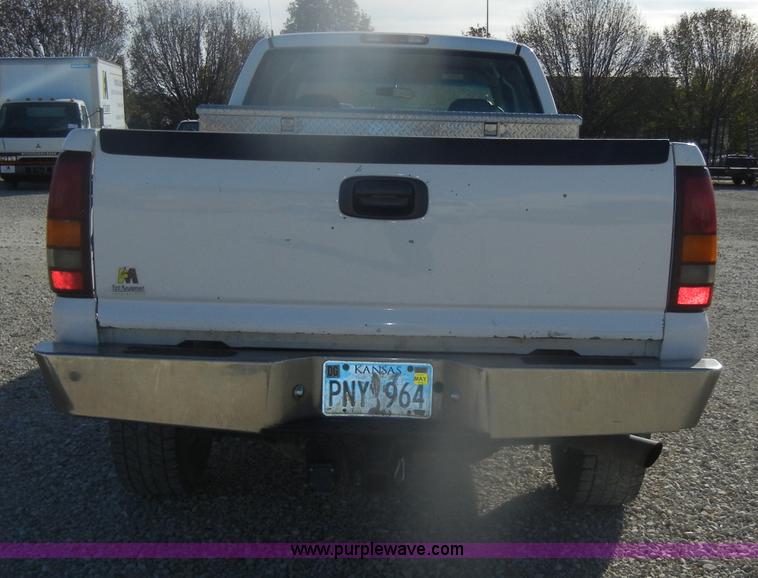 image for item D4722 2001 Chevrolet Silverado 2500 Extended Cab pickup truck