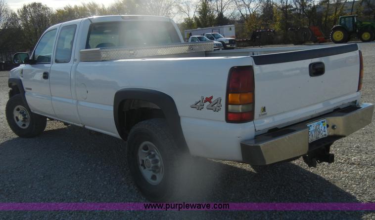 image for item D4722 2001 Chevrolet Silverado 2500 Extended Cab pickup truck
