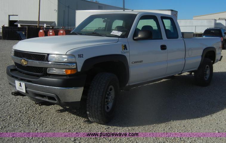 image for item D4722 2001 Chevrolet Silverado 2500 Extended Cab pickup truck