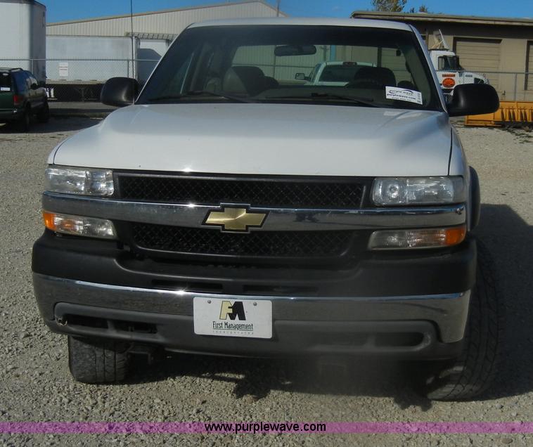 image for item D4722 2001 Chevrolet Silverado 2500 Extended Cab pickup truck