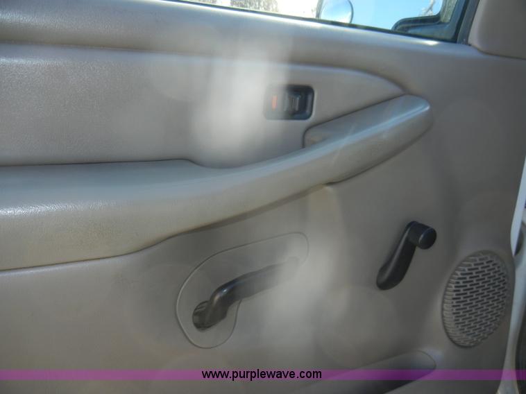 image for item D4722 2001 Chevrolet Silverado 2500 Extended Cab pickup truck