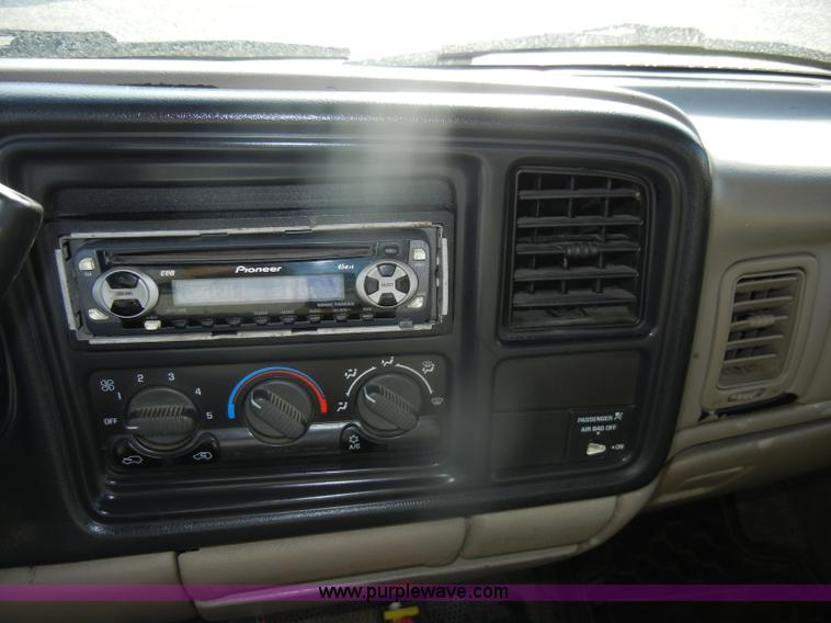 image for item D4722 2001 Chevrolet Silverado 2500 Extended Cab pickup truck