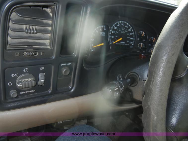 image for item D4722 2001 Chevrolet Silverado 2500 Extended Cab pickup truck