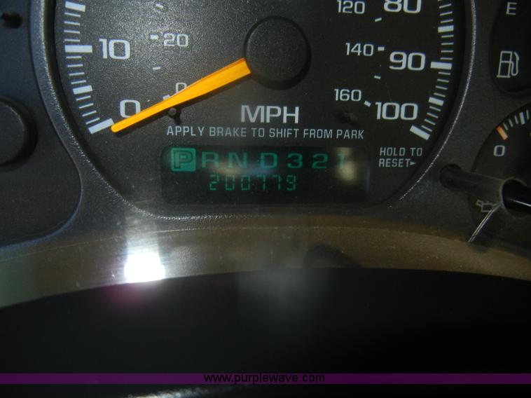 image for item D4722 2001 Chevrolet Silverado 2500 Extended Cab pickup truck