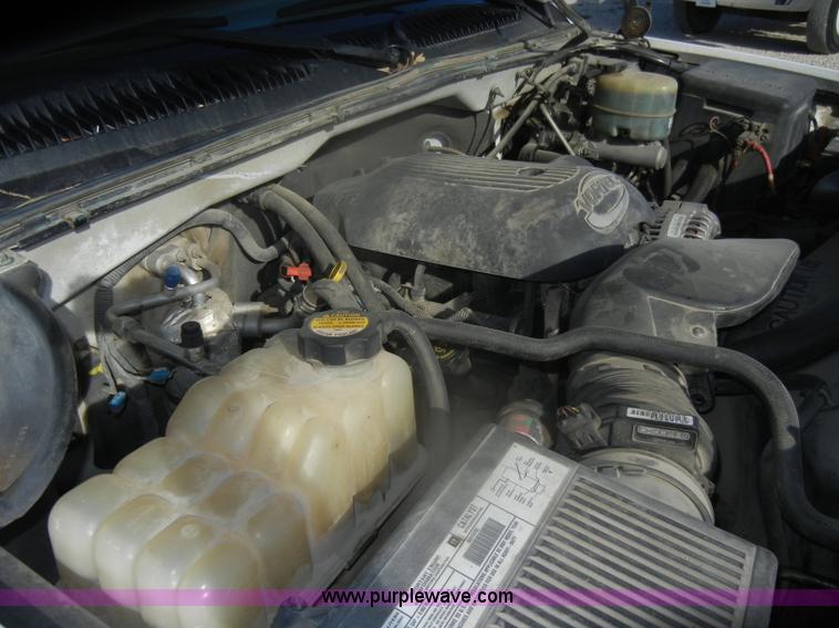 image for item D4722 2001 Chevrolet Silverado 2500 Extended Cab pickup truck