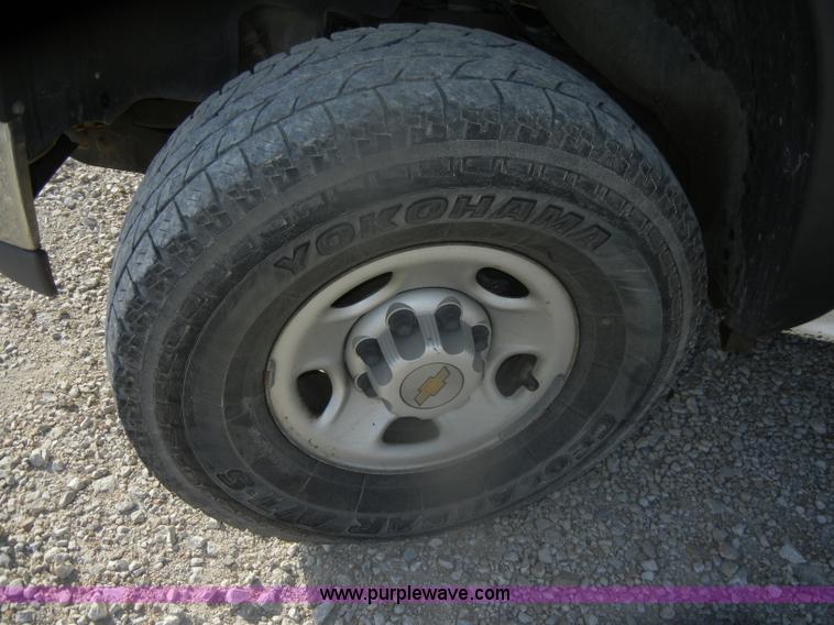 image for item D4722 2001 Chevrolet Silverado 2500 Extended Cab pickup truck