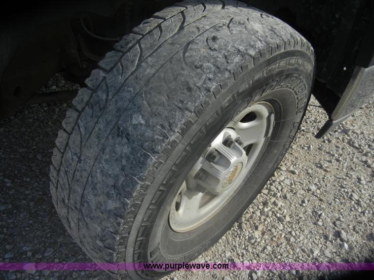 image for item D4722 2001 Chevrolet Silverado 2500 Extended Cab pickup truck