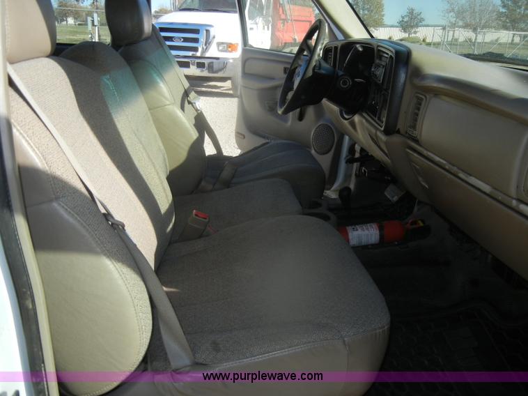 image for item D4722 2001 Chevrolet Silverado 2500 Extended Cab pickup truck