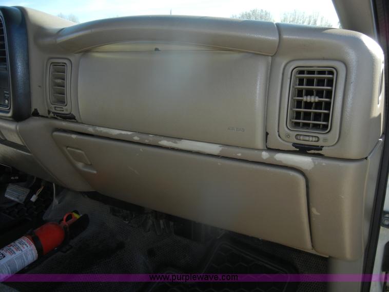 image for item D4722 2001 Chevrolet Silverado 2500 Extended Cab pickup truck