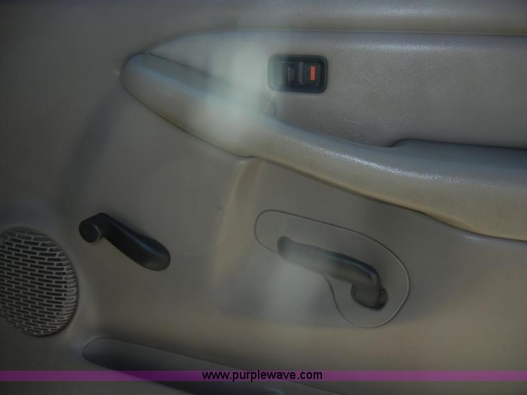 image for item D4722 2001 Chevrolet Silverado 2500 Extended Cab pickup truck