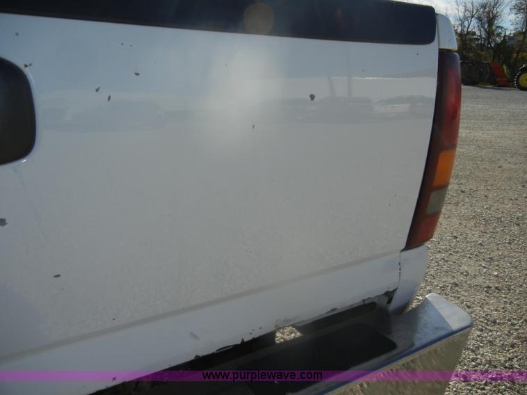 image for item D4722 2001 Chevrolet Silverado 2500 Extended Cab pickup truck