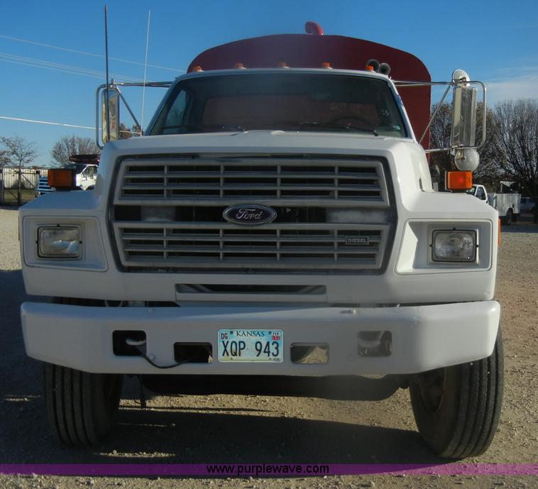 image for item D4723 1991 Ford FT900F water truck