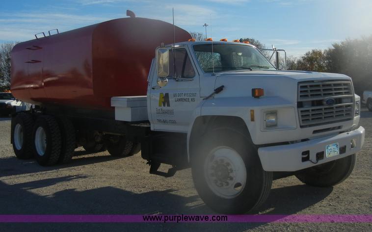 image for item D4723 1991 Ford FT900F water truck