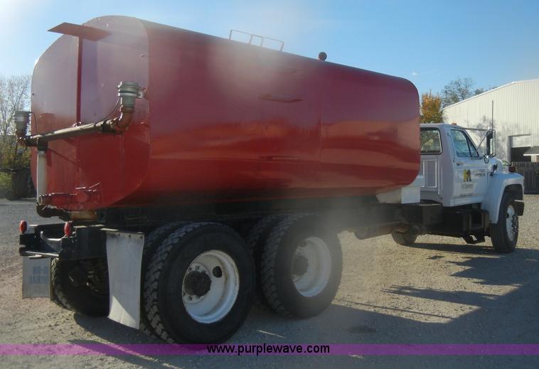 image for item D4723 1991 Ford FT900F water truck