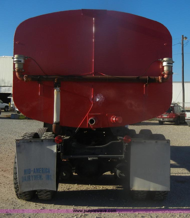 image for item D4723 1991 Ford FT900F water truck