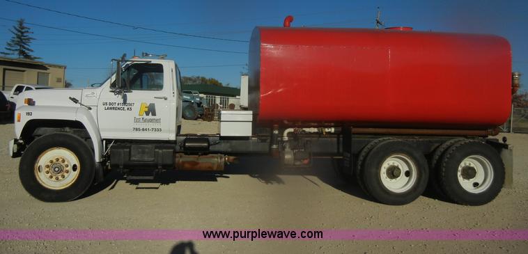 image for item D4723 1991 Ford FT900F water truck