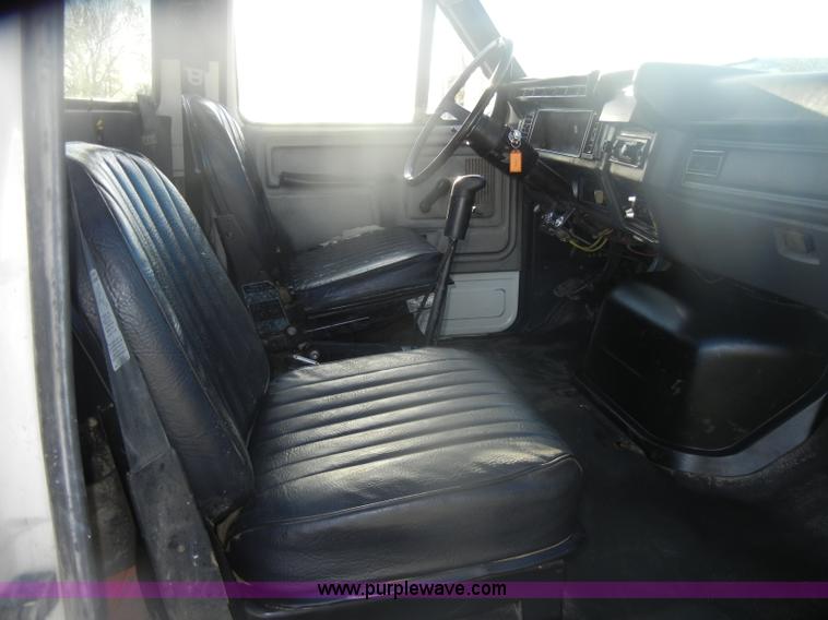 image for item D4723 1991 Ford FT900F water truck