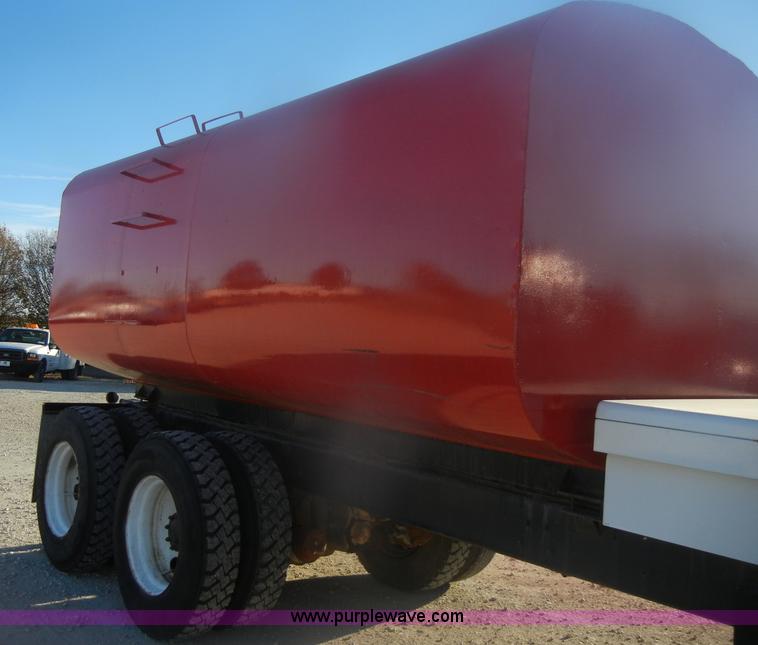 image for item D4723 1991 Ford FT900F water truck