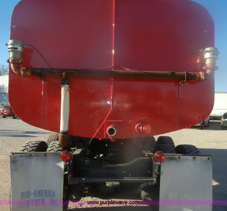 image for item D4723 1991 Ford FT900F water truck