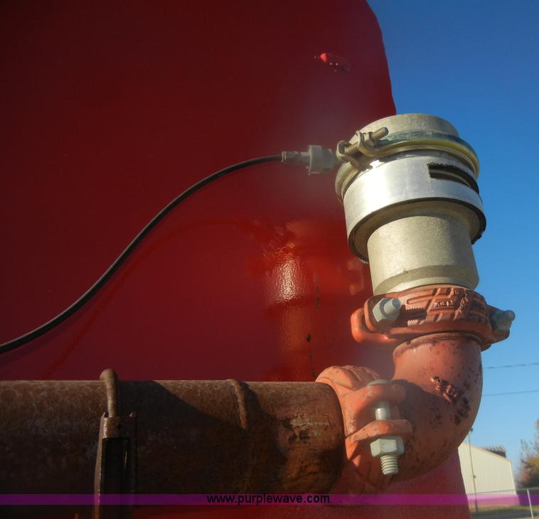 image for item D4723 1991 Ford FT900F water truck