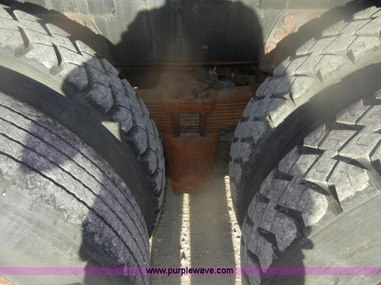 image for item D4723 1991 Ford FT900F water truck