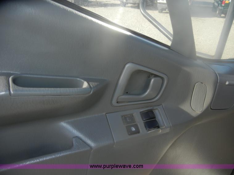 image for item D4725 2000 Mitsubishi Fuso FE box truck