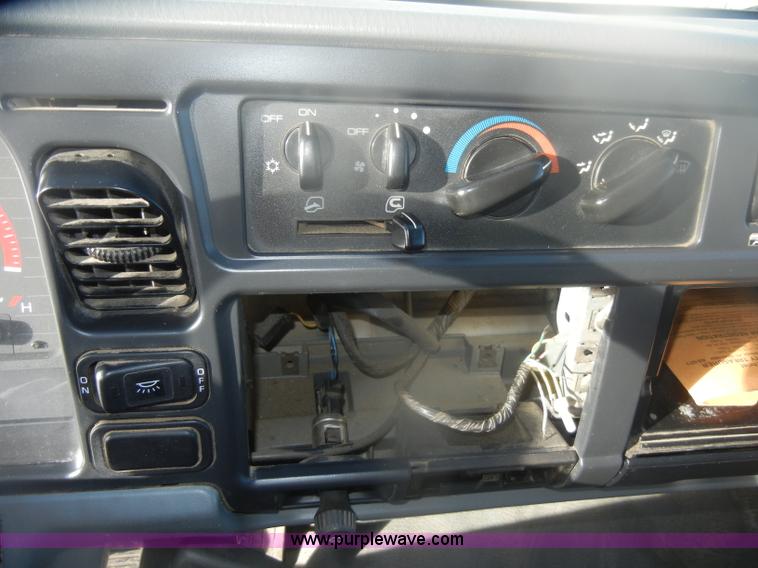 image for item D4725 2000 Mitsubishi Fuso FE box truck