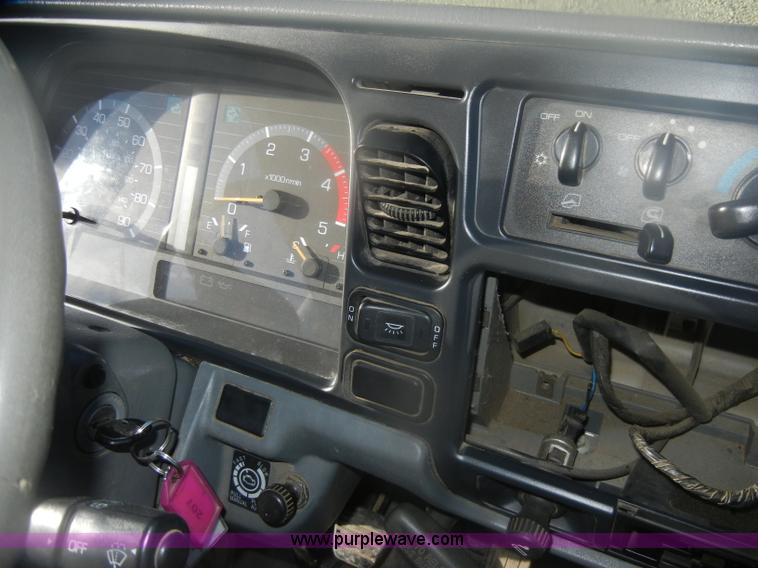 image for item D4725 2000 Mitsubishi Fuso FE box truck