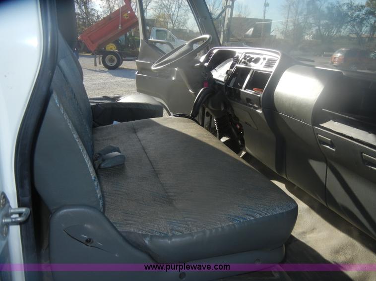 image for item D4725 2000 Mitsubishi Fuso FE box truck