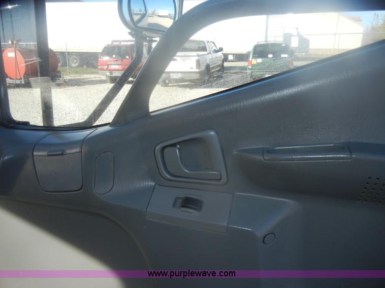 image for item D4725 2000 Mitsubishi Fuso FE box truck