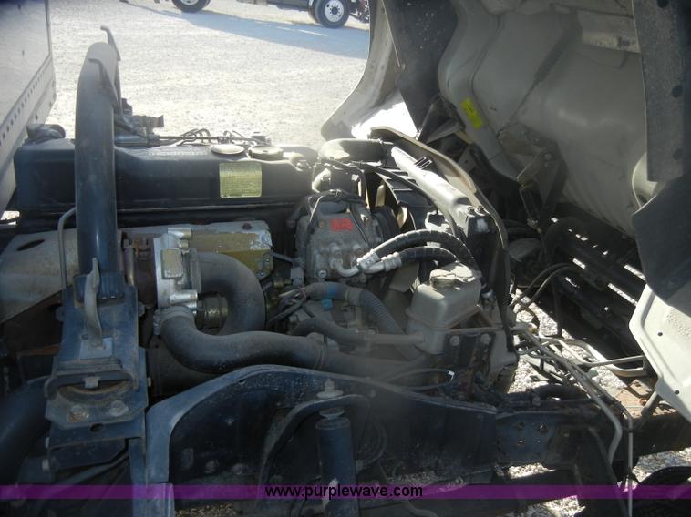 image for item D4725 2000 Mitsubishi Fuso FE box truck