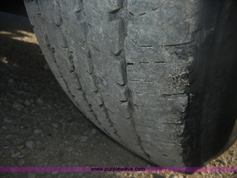 image for item D4725 2000 Mitsubishi Fuso FE box truck