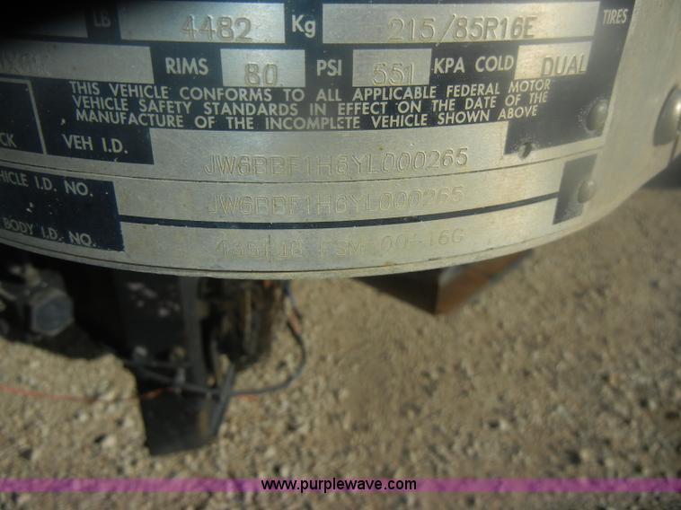 image for item D4725 2000 Mitsubishi Fuso FE box truck