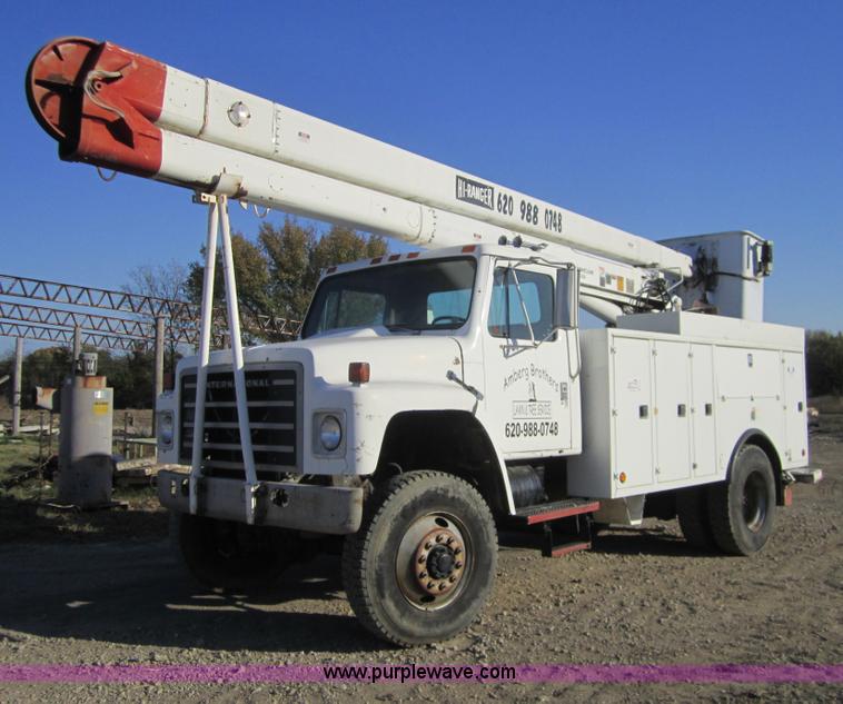 image for item D5719 1983 International 1854 bucket truck