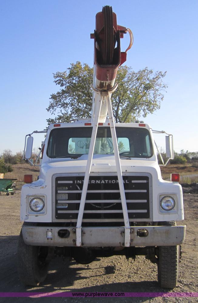 image for item D5719 1983 International 1854 bucket truck