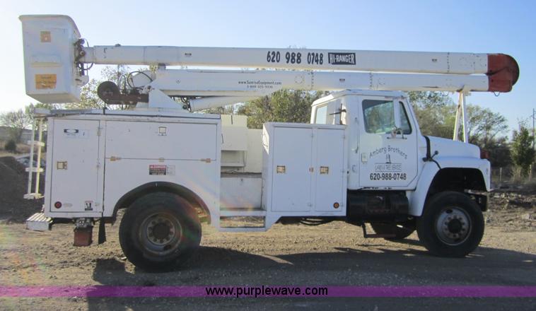 image for item D5719 1983 International 1854 bucket truck