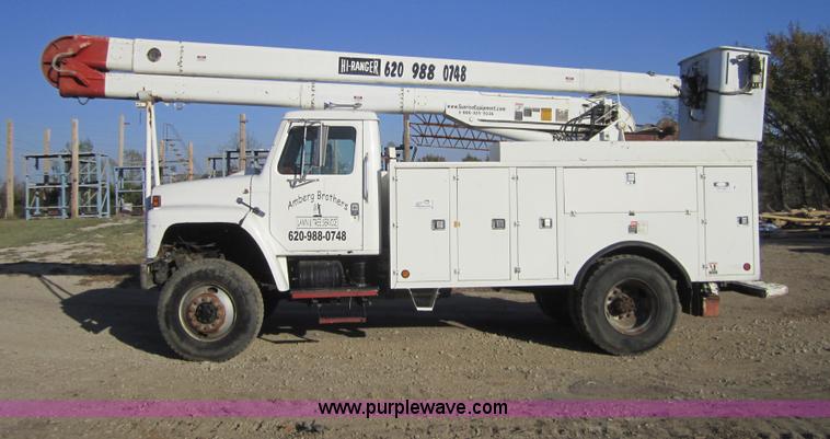 image for item D5719 1983 International 1854 bucket truck